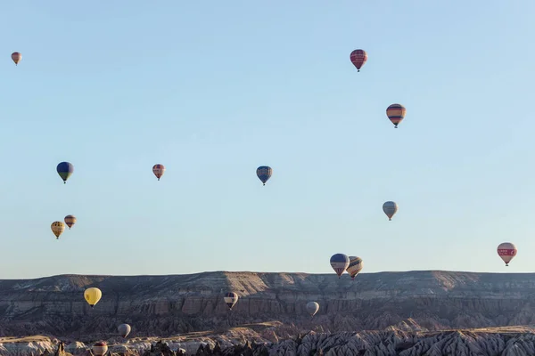 Capadocia Turquía Octubre 2018 Globos Aerostáticos Cielo Azul Goreme Capadocia — Foto de Stock