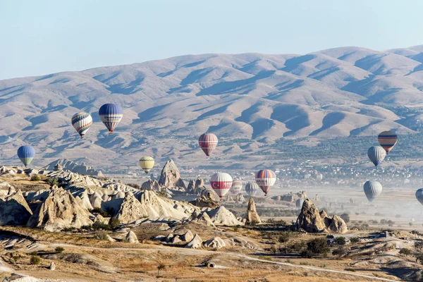 Capadocia Turquía Octubre 2018 Globos Aerostáticos Cielo Azul Goreme Capadocia — Foto de Stock