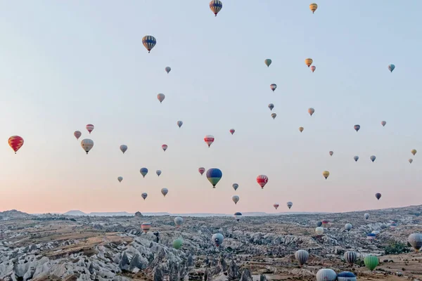 Capadocia Turquía Octubre 2018 Globos Aerostáticos Cielo Azul Goreme Capadocia — Foto de Stock