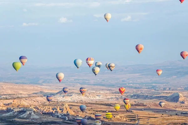 Capadocia Turquía Octubre 2018 Globos Aerostáticos Cielo Azul Goreme Capadocia — Foto de Stock