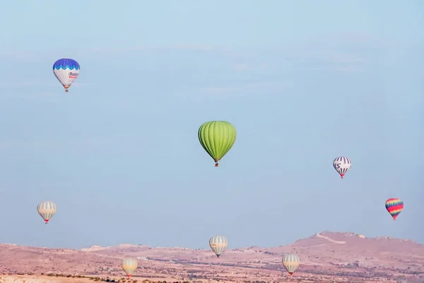Capadocia Turquía Octubre 2018 Globos Aerostáticos Cielo Azul Goreme Capadocia — Foto de Stock