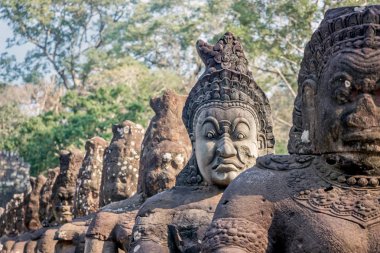 Angkor Wat'ta köprüde taş heykel