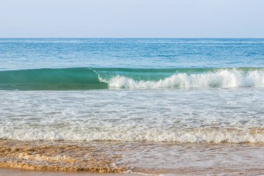 Mirissa plajda okyanusta dalgalar