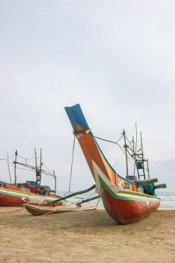 Weligama, Sri Lanka - 03 Mart 2019: Weligama sahilinde balıkçı tekneleri