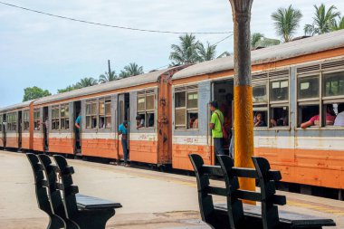 Colombo, Sri Lanka - 04 Mart 2019: Colombo şehrinde yoğun tren istasyonu