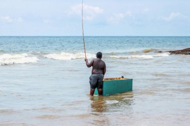 Mirissa, Sri Lanka - 01 Mart 2019: Mirissa'da okyanusta balıkçı ol