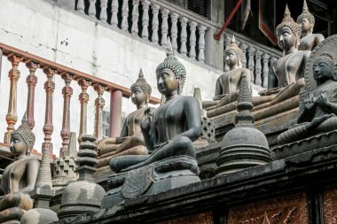 Colombo'daki Ganga Tapınağı'ndaki Buda heykelleri