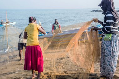 Negombo, Sri Lanka - 25 Şubat 2019: Negombo'daki plaj balık pazarında çalışan balıkçı