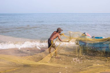 Negombo, Sri Lanka - 25 Şubat 2019: Negombo'daki plaj balık pazarında çalışan balıkçı