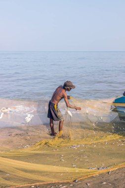 Negombo, Sri Lanka - 25 Şubat 2019: Negombo'daki plaj balık pazarında çalışan balıkçı
