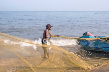 Negombo, Sri Lanka - 25 Şubat 2019: Negombo'daki plaj balık pazarında çalışan balıkçı