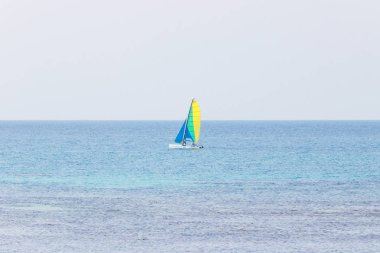 küçük yelkenli tekne ile deniz manzarası