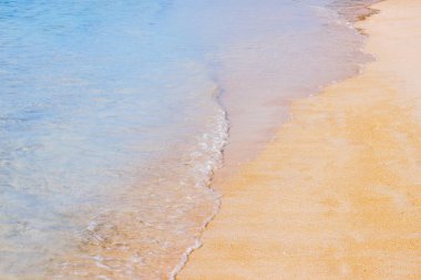 plaj kum üzerinde dalga sıçrama