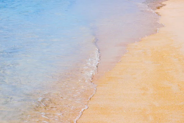 plaj kum üzerinde dalga sıçrama