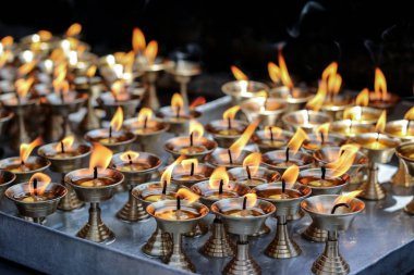 Katmandu Nepal Budist tapınağında yanan yağ mumlar