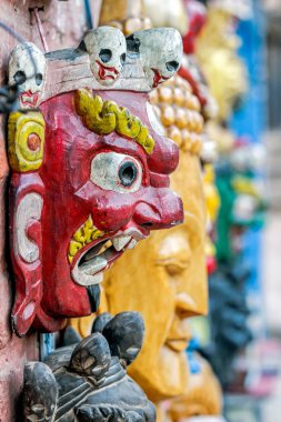  Nepal pazarında ahşap maske