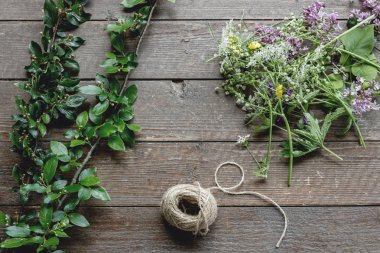Tahta arka planda yabani çiçek aranjmanı