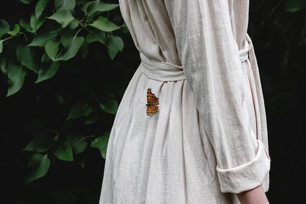 Papillon Sur Femme Robe Dans Jardin — Photo
