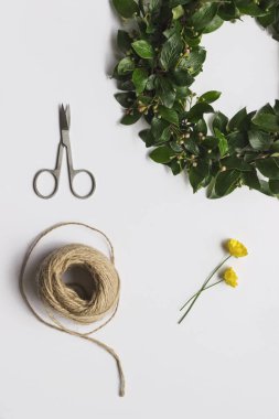 Beyaz arka planda DIY yaz ortası çiçek çelenk