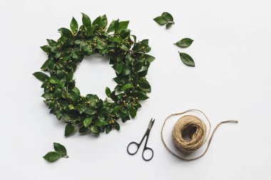 Beyaz arka planda DIY yaz ortası çiçek çelenk