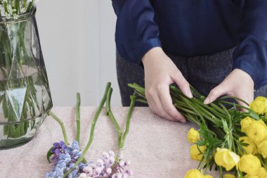 Çiçek buketi yapan kadın çiçekçi.