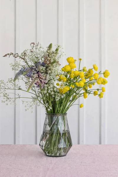 Gelber Wildblumenstrauß Glasvase Auf Dem Tisch — Stockfoto