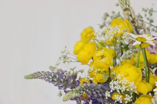 Buquê Flores Silvestres Amarelas Fundo Branco — Fotografia de Stock