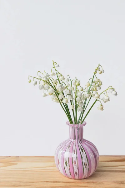Gyöngyvirág Virágok Csokor Váza Fehér Fal — Stock Fotó