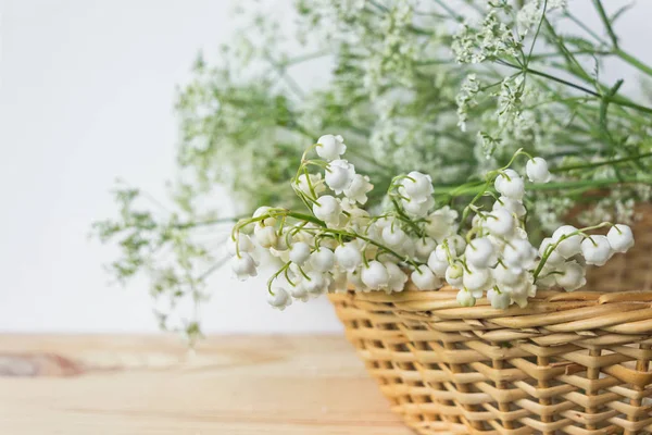 Maiglöckchen Blumenstrauß Holzkorb — Stockfoto