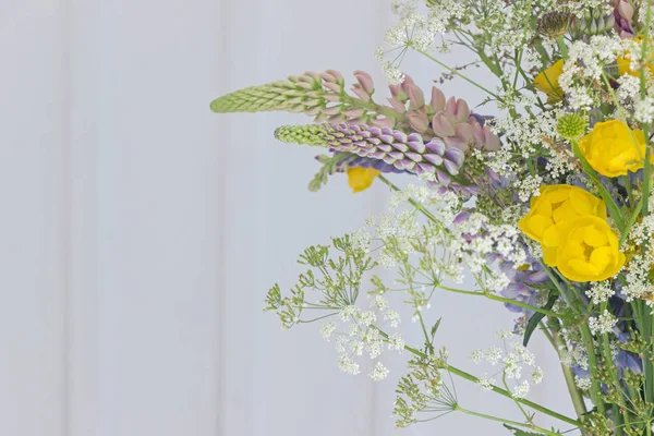 Colorido Ramo Flores Verano Con Pared Blanca — Foto de Stock