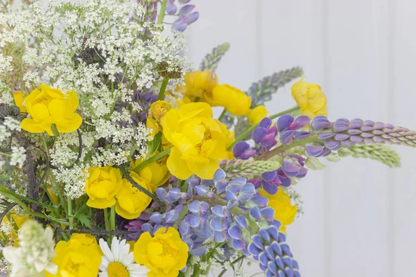 Buquê Flores Coloridas Verão Com Parede Branca — Fotografia de Stock