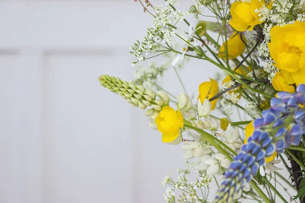 Colorido Ramo Flores Verano Con Pared Blanca — Foto de Stock