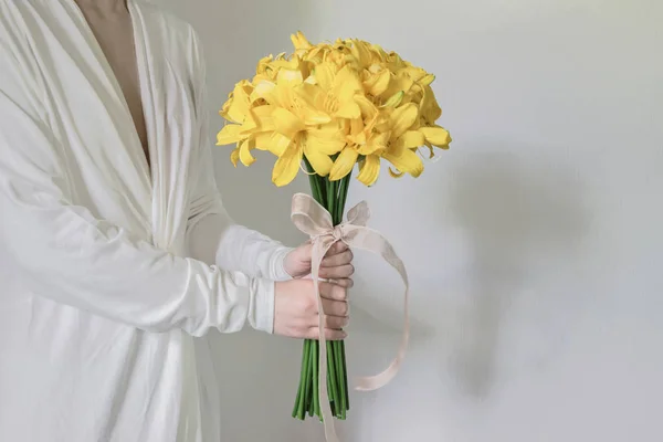Biały Sukienka Kobieta Gospodarstwa Żółty Lilia Kwiat Bukiet — Zdjęcie stockowe