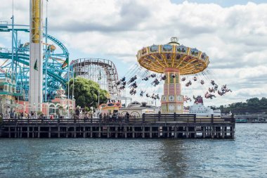 Stockholm, İsveç - 27 Haziran 2019: Stockholm'deki Grna Lund Eğlence Parkı'nda eğlenenler