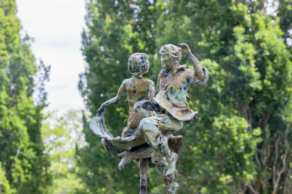 罗内罗斯公园花园中绿色植物的雕塑 — 图库照片
