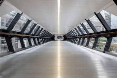 Canary Wharf 'taki bir Kanada kare köprüsünün modern tüneli 