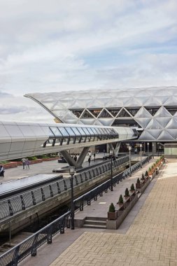 Canary Wharf 'taki bir Kanada kare köprüsünün modern tüneli 