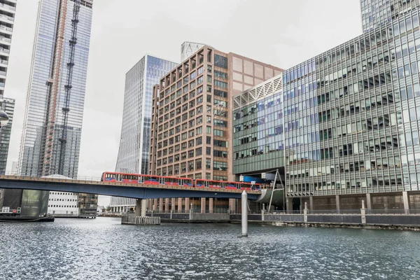 Dlr Trem Acima Rio Com Edifícios Modernos Canary Wharf — Fotografia de Stock