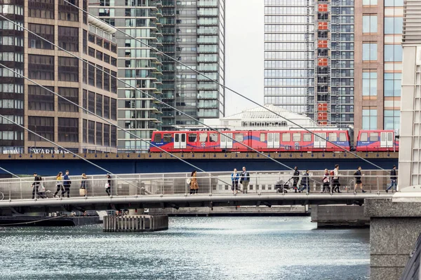 Trein Boven Rivier Met Moderne Gebouwen Canary Wharf — Stockfoto