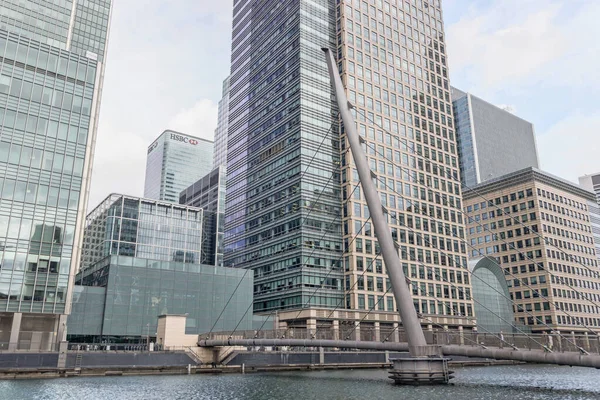 Zuid Kade Voetgangersbrug Boven Rivier Met Moderne Gebouwen Canary Wharf — Stockfoto