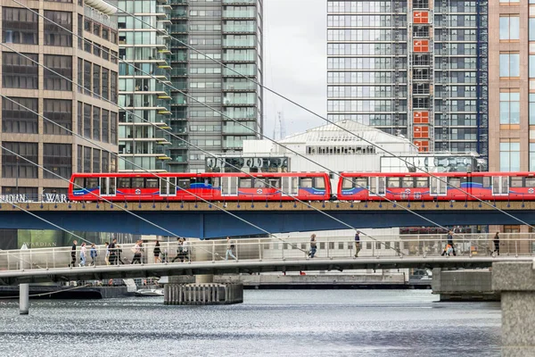 Train Dlr Dessus Rivière Avec Des Bâtiments Modernes Canary Wharf — Photo