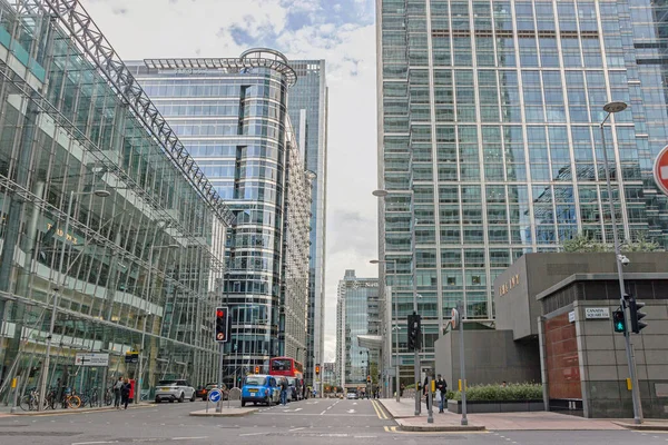 Druk Verkeer Bovenste Oever Straat Met Moderne Gebouwen Canary Wharf — Stockfoto