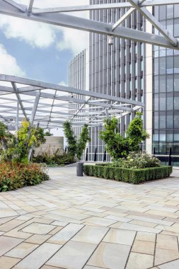 Londra 'da Fenchurch Caddesi, 120 numaradaki çatı bahçesinin yeşil ortamı.