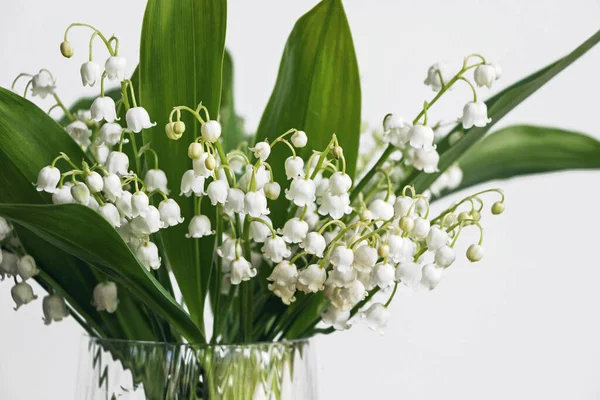 Lelie Van Vallei Bloemboeket Glazen Vaas Met Witte Achtergrond — Stockfoto