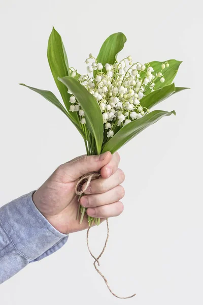 Man Met Lelie Van Vallei Bloem Boeket — Stockfoto