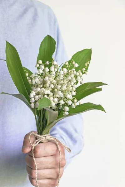 Mężczyzna Gospodarstwa Lilia Doliny Kwiat Bukiet — Zdjęcie stockowe