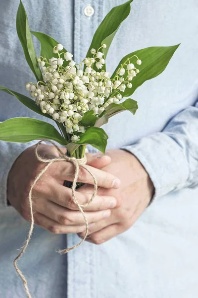 Man Met Lelie Van Vallei Bloem Boeket — Stockfoto