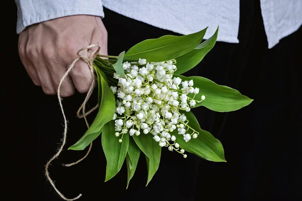 Mann Mit Maiglöckchen Blumenstrauß — Stockfoto