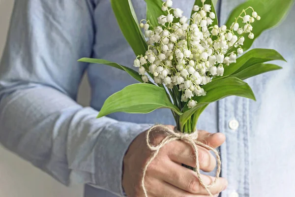 Man Met Lelie Van Vallei Bloem Boeket — Stockfoto