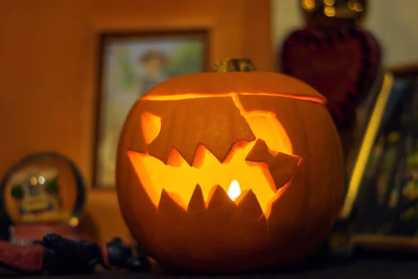 Linterna Tallada Calabaza Halloween Cara Calabaza Aterradora Con Una Vela — Foto de Stock